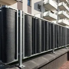 Czym zasłonić balustradę na balkonie, aby poprawić prywatność?