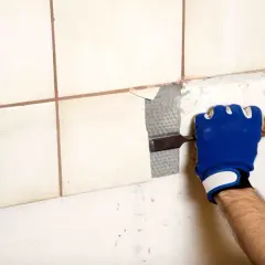 Jak skuc kafelki bez uszkodzeń - skuteczne metody i porady