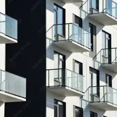 Jak zamocować balustradę przez styropian bez błędów i z pewnością