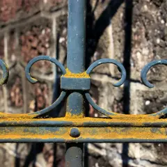 Jak usunąć starą farbę z balustrady? Skuteczne metody i porady