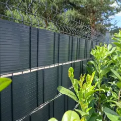 Jak zasłonić ogrodzenie panelowe i poprawić jego wygląd w prosty sposób