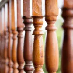 Jaką farbą pomalować balustradę drewnianą na zewnątrz, by przetrwała lata?