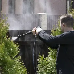 Jak wyczyścić drewniany płot z mchu i zapobiec jego powrotowi