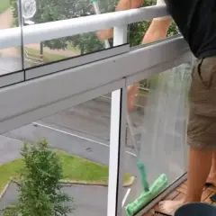 Jak umyć szklany balkon, aby uniknąć smug i zarysowań?