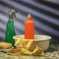 Skuteczne metody na to, czym wyczyścić silikon z ubrania