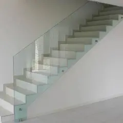 Jakie szkło na balustrady zewnętrzne? Wybierz bezpieczne i trwałe rozwiązanie