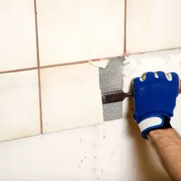 Jak skuc kafelki bez uszkodzeń - skuteczne metody i porady