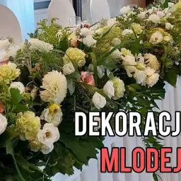 Jak stworzyć piękne kwiaty na stół pary młodej krok po kroku