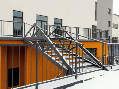 Balustrada aluminiowa czy stalowa - co wybrać, aby zaoszczędzić?