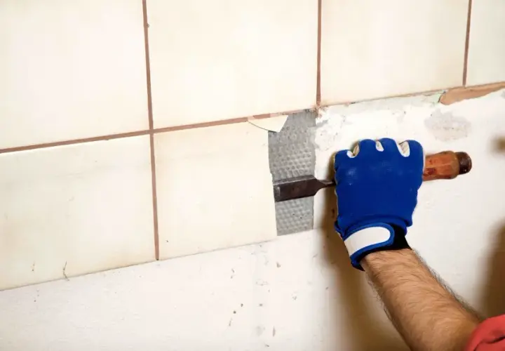 Jak skuc kafelki bez uszkodzeń - skuteczne metody i porady