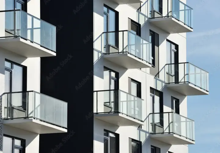 Jak zamocować balustradę przez styropian bez błędów i z pewnością