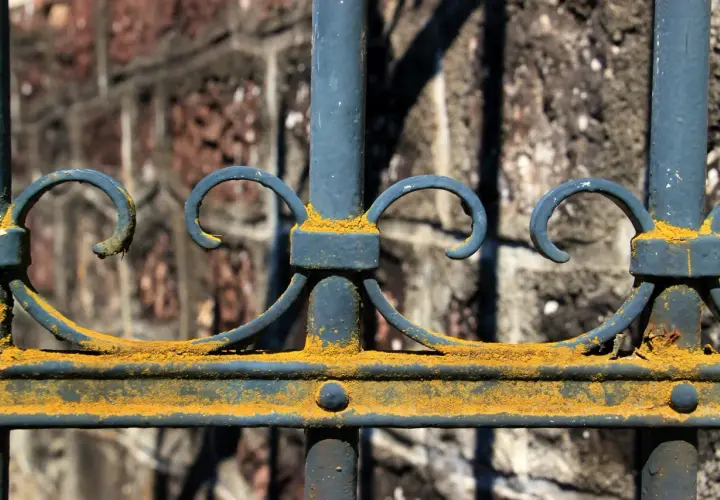 Jak usunąć starą farbę z balustrady? Skuteczne metody i porady