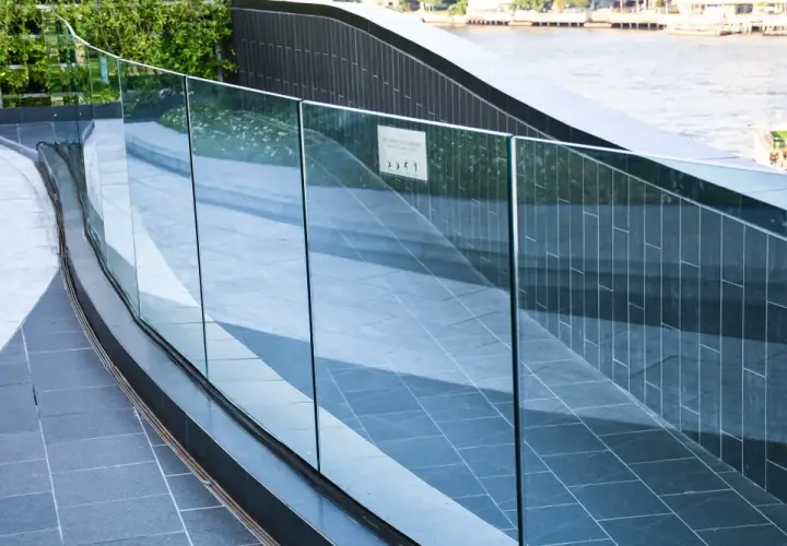 Jaka grubość szkła na balustradę? Kluczowe informacje dla bezpieczeństwa