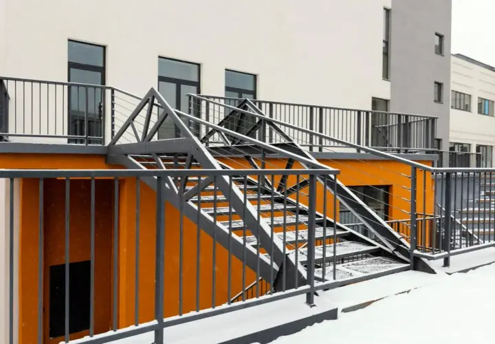 Balustrada aluminiowa czy stalowa - co wybrać, aby zaoszczędzić?