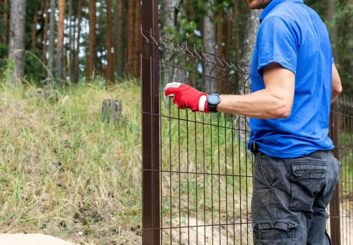 Ile kosztuje ogrodzenie działki 1000m2? Zaskakujące ceny i opcje