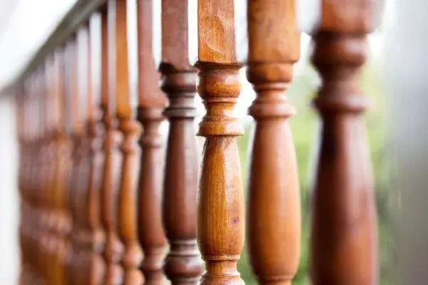 Jaką farbą pomalować balustradę drewnianą na zewnątrz, by przetrwała lata?