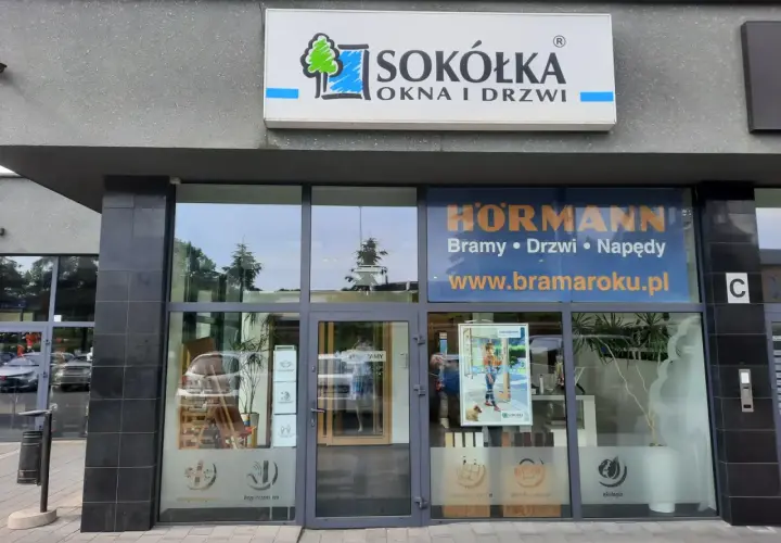 Elegancki salon okien i drzwi SOKÓŁKA z logo i szyldem HÖRMANN.