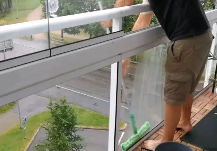 Jak umyć szklany balkon, aby uniknąć smug i zarysowań?