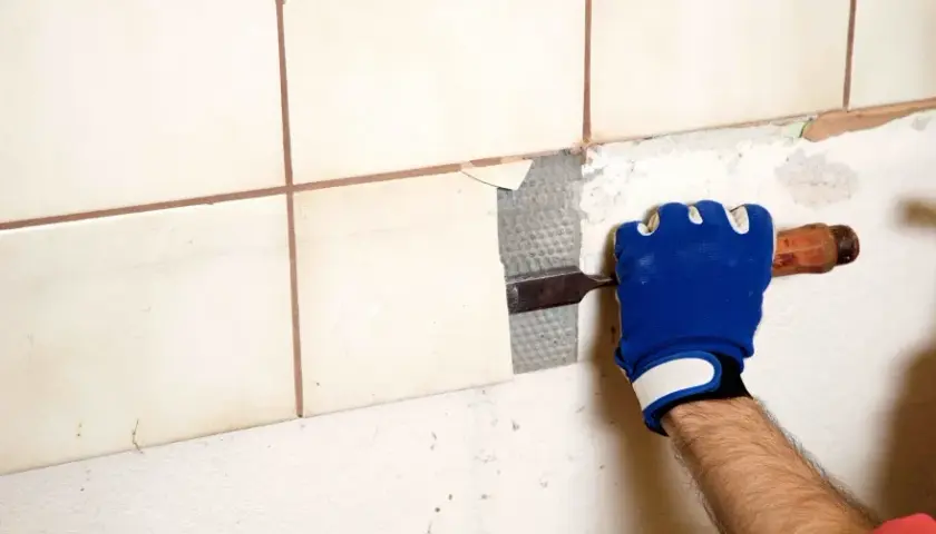 Jak skuc kafelki bez uszkodzeń - skuteczne metody i porady