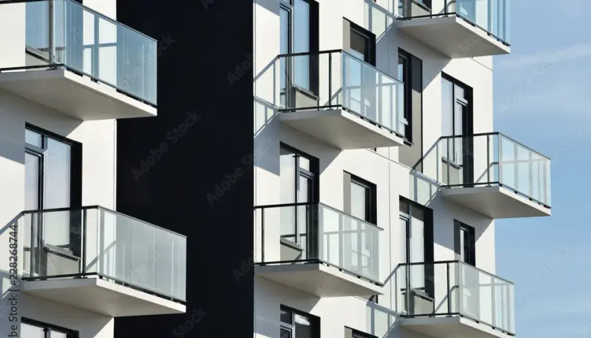 Jak zamocować balustradę przez styropian bez błędów i z pewnością