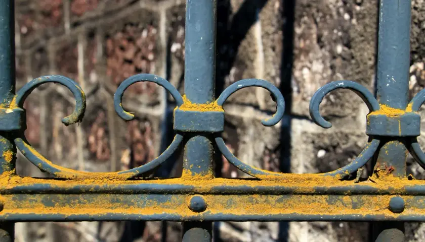 Jak usunąć starą farbę z balustrady? Skuteczne metody i porady