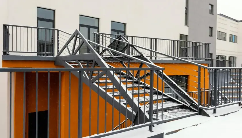 Balustrada aluminiowa czy stalowa - co wybrać, aby zaoszczędzić?