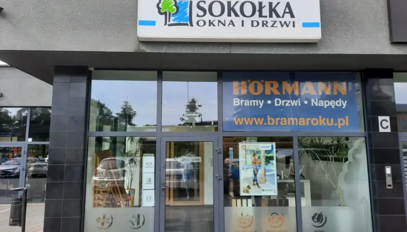 Elegancki salon okien i drzwi SOKÓŁKA z logo i szyldem HÖRMANN.