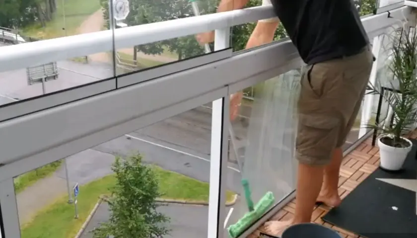 Jak umyć szklany balkon, aby uniknąć smug i zarysowań?