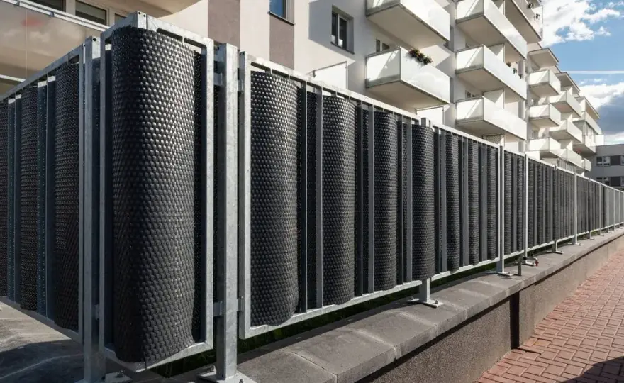 Czym zasłonić balustradę na balkonie, aby poprawić prywatność?