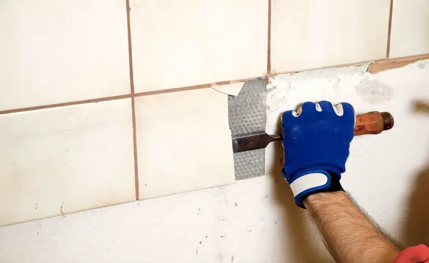 Jak skuc kafelki bez uszkodzeń - skuteczne metody i porady