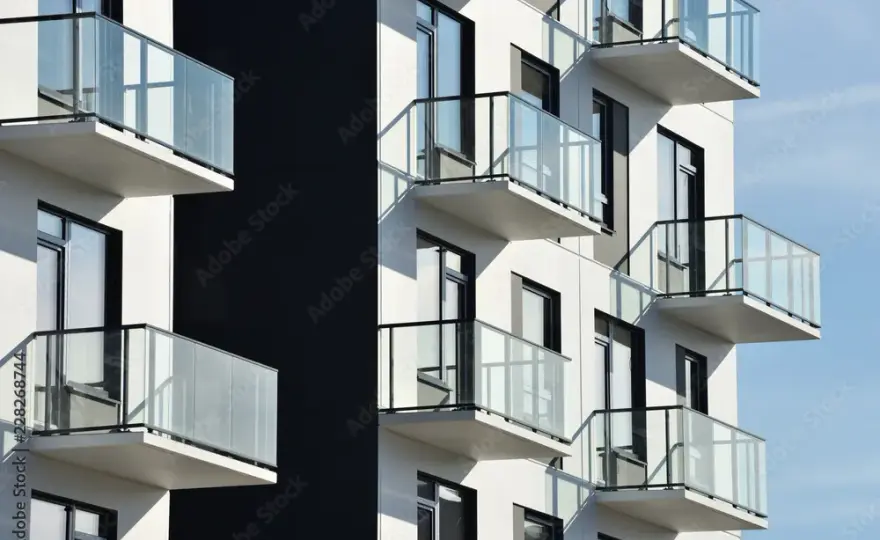 Jak zamocować balustradę przez styropian bez błędów i z pewnością