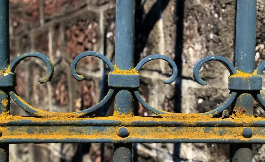 Jak usunąć starą farbę z balustrady? Skuteczne metody i porady