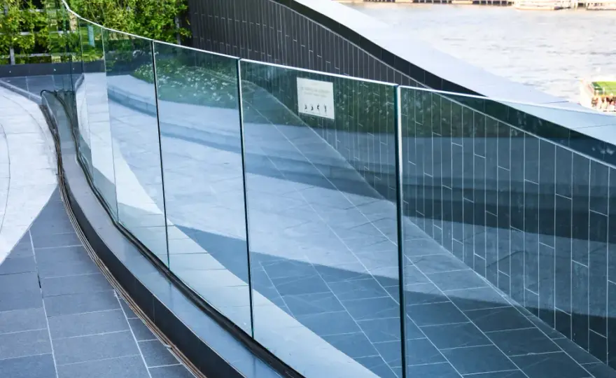 Jaka grubość szkła na balustradę? Kluczowe informacje dla bezpieczeństwa