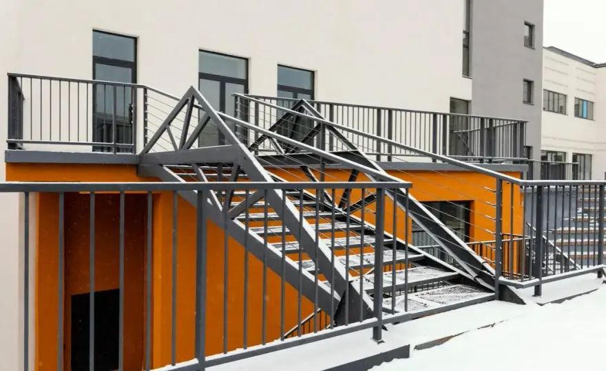 Balustrada aluminiowa czy stalowa - co wybrać, aby zaoszczędzić?