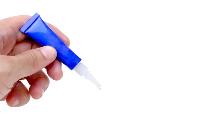 Jak skutecznie naprawić twardy plastik w domu? Praktyczny poradnik