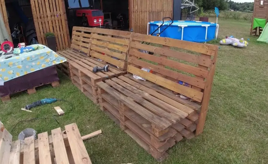 Jak zrobić meble z palet - proste kroki i unikalne pomysły na DIY
