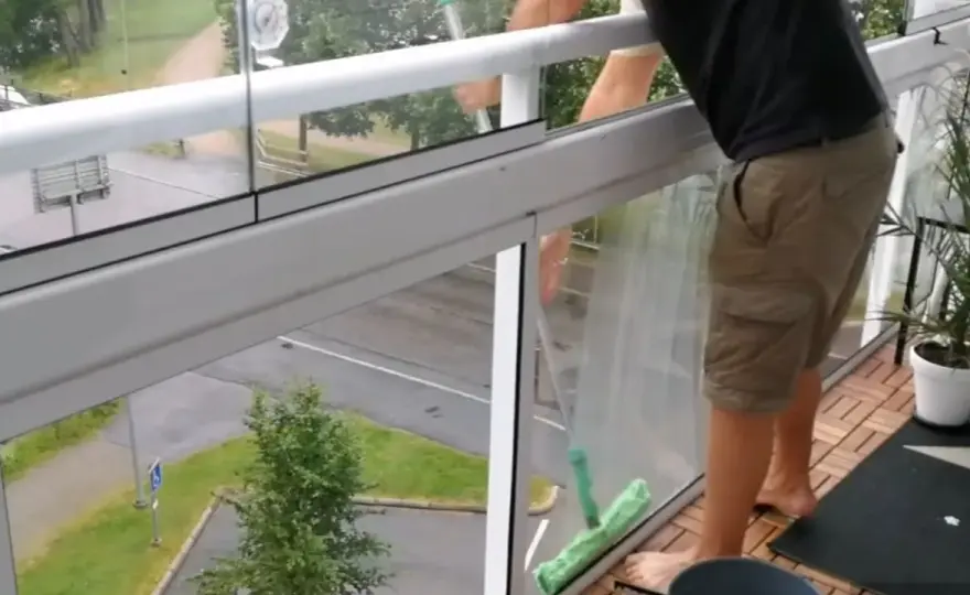 Jak umyć szklany balkon, aby uniknąć smug i zarysowań?