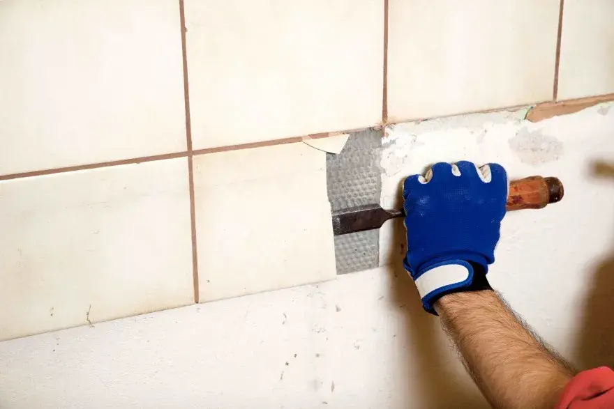 Jak skuc kafelki bez uszkodzeń - skuteczne metody i porady
