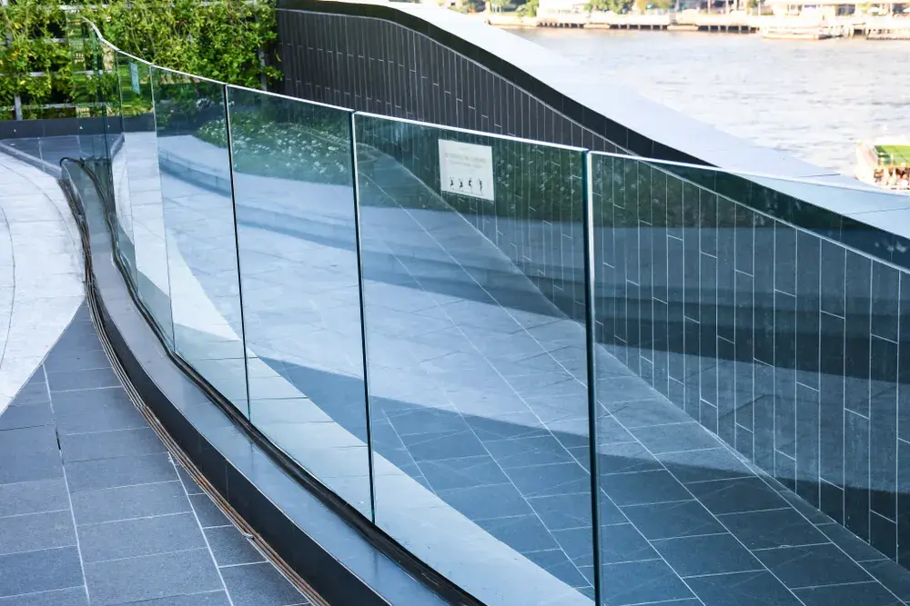 Jaka grubość szkła na balustradę? Kluczowe informacje dla bezpieczeństwa