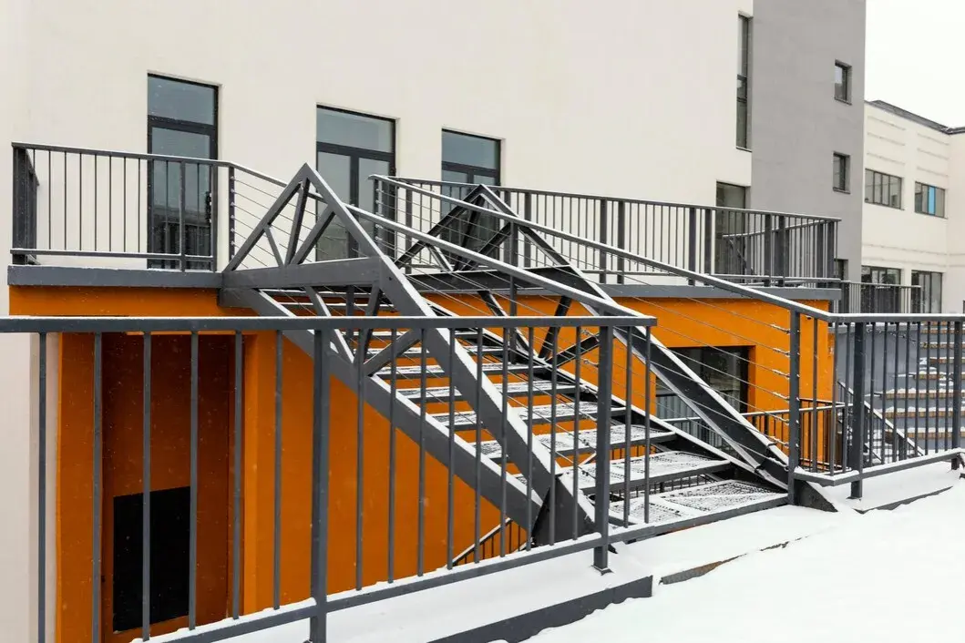 Balustrada aluminiowa czy stalowa - co wybrać, aby zaoszczędzić?