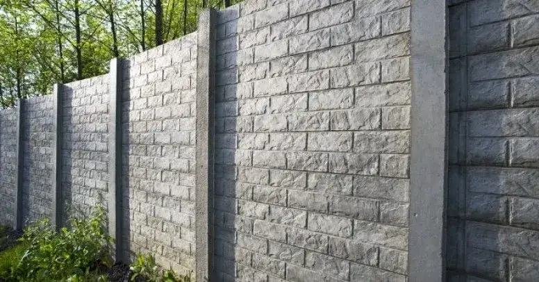 Zdjęcie Czym pomalować ogrodzenie betonowe, aby uniknąć szybkiego łuszczenia?