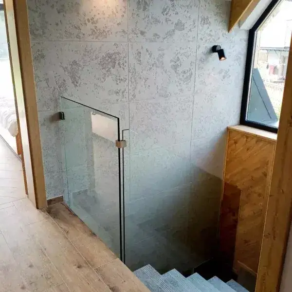 Zdjęcie Jak umyć szklany balkon, aby uniknąć smug i zarysowań?